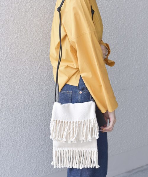 Prefer SHIPS(プリファーシップス)の「MARY AL TERNA:フリンジショルダー(ショルダーバッグ・レディース・ブラック/ベージュ・ONE SIZE)」の2枚目の写真