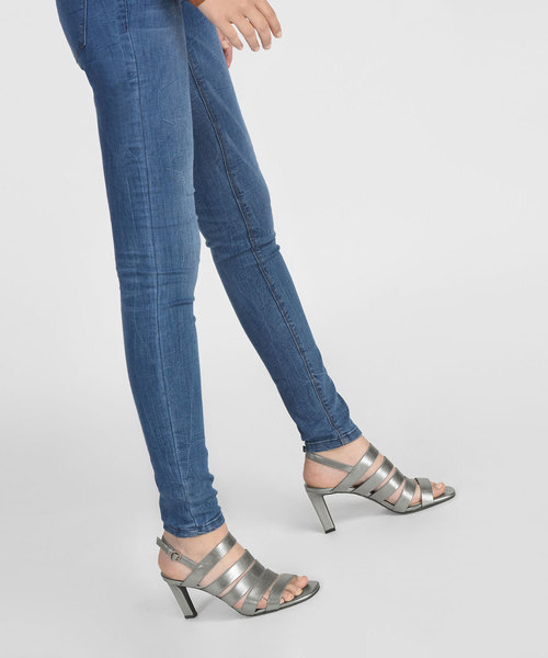 CHARLES & KEITH(チャールズ & キース)の「マルチストラップスリングバックサンダル / MULTI STRAP SLINGBACK SANDALS(サンダル・レディース・オレンジ/ライトグレー・23cm/24.5cm/23.5cm/25cm)」の3枚目の写真