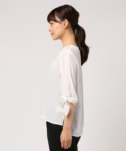 NARACAMICIE（ナラカミーチェ）の「デシンエアフローＶネックプルオーバーブラウス（シャツ/ブラウス・レディース・ホワイト/ブルー/ピンク・MEDIUM）」の5枚目の写真