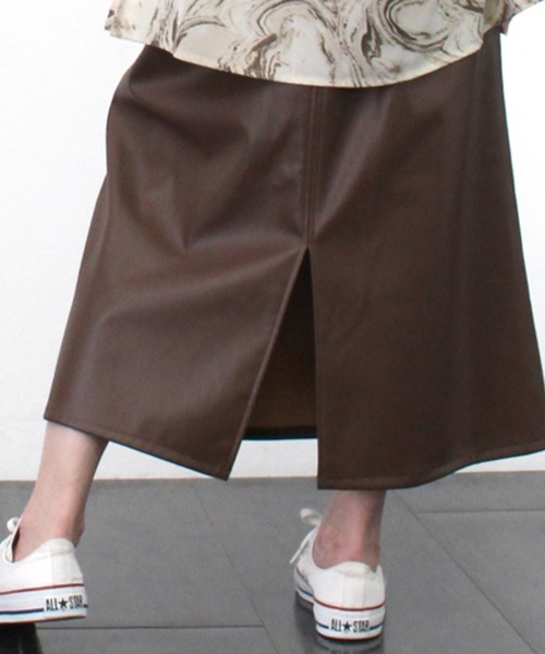 STYLEBLOCK(スタイルブロック)の「PUレザーバックスリットストレートロングスカート(スカート・レディース・ブラック/ライトベージュ/ブラウン・M)」の4枚目の写真