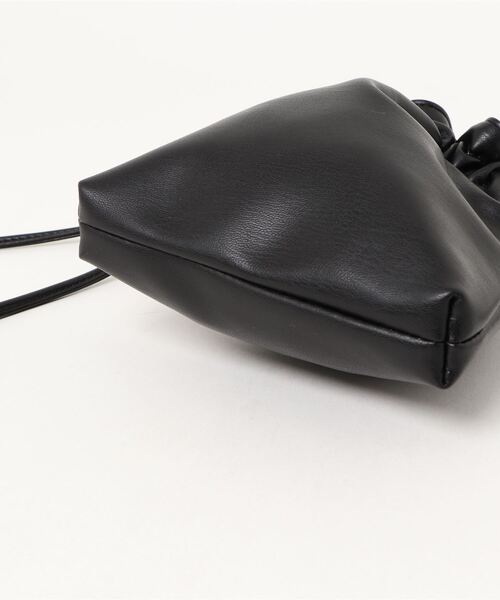 minia(ミニア)の「スネークチェーンのミニ巾着ショルダーバッグ □(ショルダーバッグ・レディース・ブラック/ゴールド/グレイッシュベージュ/イエロー系/ホワイト系/ブラウン系・FREE)」の11枚目の写真