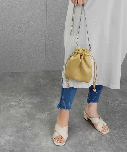 minia(ミニア)の「スネークチェーンのミニ巾着ショルダーバッグ □(ショルダーバッグ・レディース・ブラック/ゴールド/グレイッシュベージュ/イエロー系/ホワイト系/ブラウン系・FREE)」の17枚目の写真