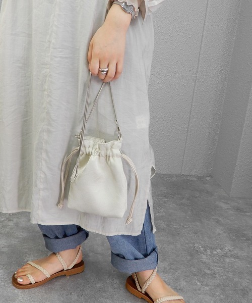 minia(ミニア)の「スネークチェーンのミニ巾着ショルダーバッグ □(ショルダーバッグ・レディース・ブラック/ゴールド/グレイッシュベージュ/イエロー系/ホワイト系/ブラウン系・FREE)」の15枚目の写真
