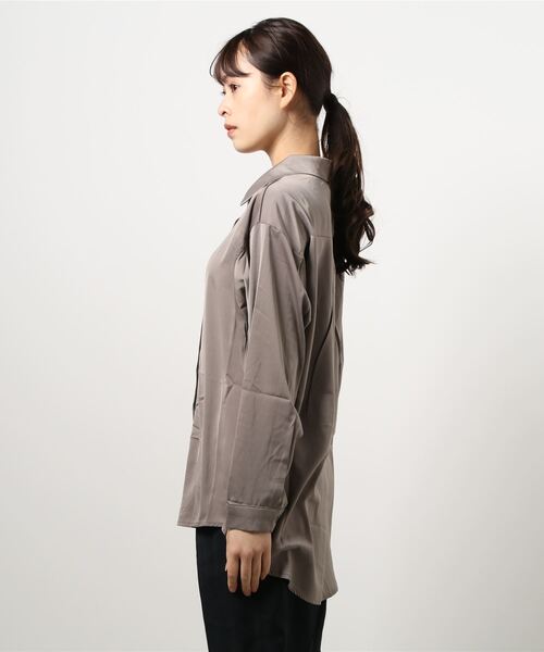 ANAP(アナップ)の「サテンオーバーサイズシャツ(シャツ/ブラウス・レディース・ライトブルー/グレイッシュベージュ/ベージュ・FREE)」の4枚目の写真