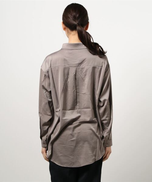 ANAP(アナップ)の「サテンオーバーサイズシャツ(シャツ/ブラウス・レディース・ライトブルー/グレイッシュベージュ/ベージュ・FREE)」の5枚目の写真
