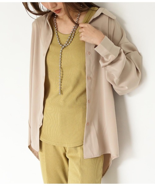 ANAP(アナップ)の「サテンオーバーサイズシャツ(シャツ/ブラウス・レディース・ライトブルー/グレイッシュベージュ/ベージュ・FREE)」の2枚目の写真