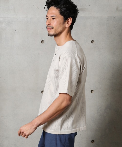 MEN'S BIGI（メンズビギ）の「12Gニット/アイレットストライプ天竺 ヘンリーネックニット（Tシャツ/カットソー・メンズ・ライトグレー/カーキ/ターコイズブルー/マスタード・02/03）」の6枚目の写真