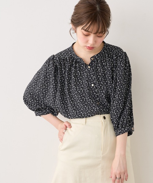natural couture(ナチュラルクチュール)の「マット金釦とろみサテン6分袖ブラウス(シャツ/ブラウス・レディース・オフホワイト/サックスブルー/ミント/その他1/その他2/その他3/ピンクベージュ・FREE)」の6枚目の写真