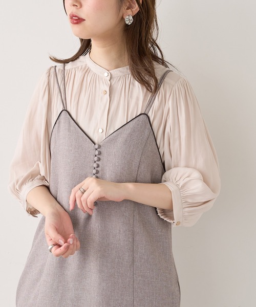 natural couture(ナチュラルクチュール)の「マット金釦とろみサテン6分袖ブラウス(シャツ/ブラウス・レディース・オフホワイト/サックスブルー/ミント/その他1/その他2/その他3/ピンクベージュ・FREE)」の2枚目の写真