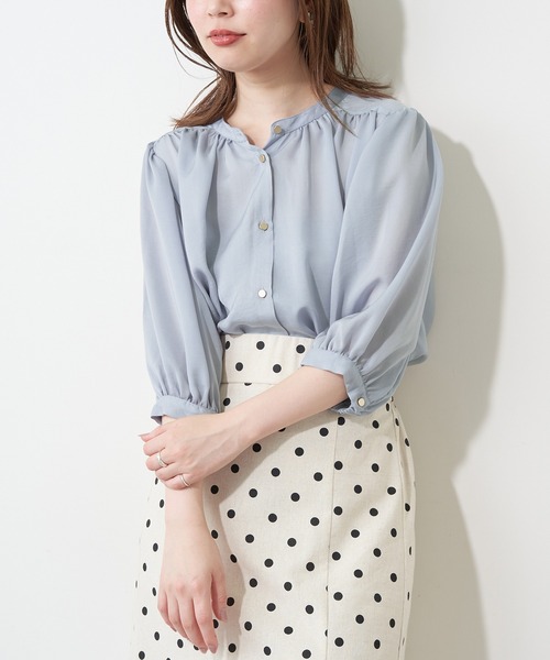 natural couture(ナチュラルクチュール)の「マット金釦とろみサテン6分袖ブラウス(シャツ/ブラウス・レディース・オフホワイト/サックスブルー/ミント/その他1/その他2/その他3/ピンクベージュ・FREE)」の4枚目の写真
