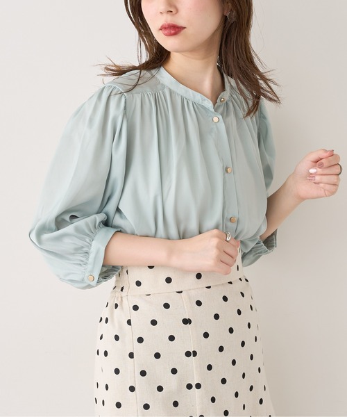 natural couture(ナチュラルクチュール)の「マット金釦とろみサテン6分袖ブラウス(シャツ/ブラウス・レディース・オフホワイト/サックスブルー/ミント/その他1/その他2/その他3/ピンクベージュ・FREE)」の3枚目の写真