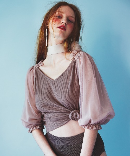 J1U by LA BELLE ETUDE(ジユウバイラベルエチュード)の「パフチュールシフォン袖リブTOPS(Tシャツ/カットソー・レディース・ブラック/ピンク・FREE)」の2枚目の写真