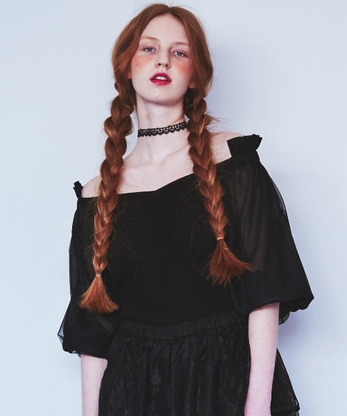J1U by LA BELLE ETUDE(ジユウバイラベルエチュード)の「パフチュールシフォン袖リブTOPS(Tシャツ/カットソー・レディース・ブラック/ピンク・FREE)」の1枚目の写真