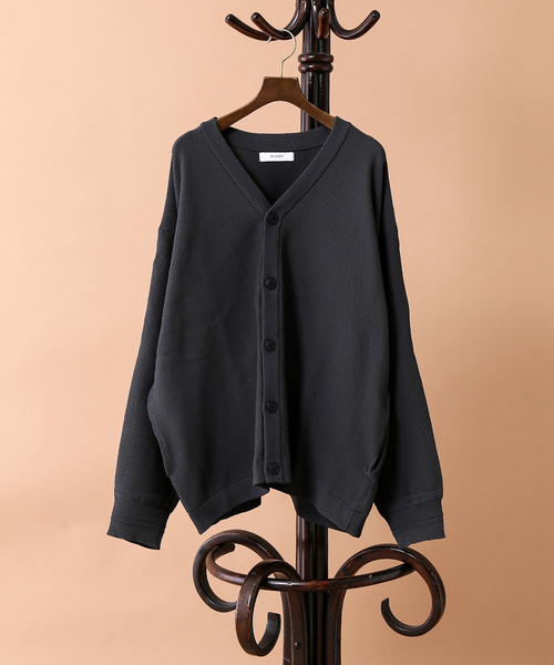 B.C STOCK（ベーセーストック）の「POLYESTER ライトカーディガン（カーディガン/ボレロ・メンズ・チャコールグレー/ブラウン/グリーン・MEDIUM/LARGE）」の2枚目の写真