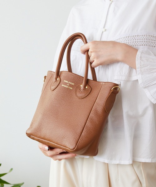 YOUNG&OLSEN The DRYGOODS STORE(ヤングアンドオルセン)の「YOUNG & OLSEN/ヤングアンドオルセン EMBOSSED LEATHER D TOTE S レザー ハンドバッグ レザーバッグ(ハンドバッグ・レディース・グレー/ブラウン/ベージュ/ブラック/オリーブ/チョコ/ブルー/ホワイト・FREE)」の22枚目の写真