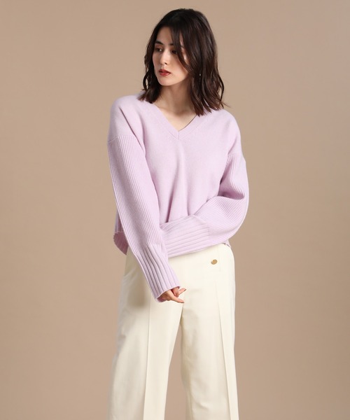 INED（イネド）の「《INED30th×スタイリスト辻直子》Vネッククロップドニット（ニット/セーター・レディース・ダークブラウン/ラベンダー・9号）」の2枚目の写真