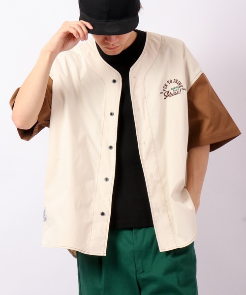 POWER TO THE PEOPLE(パワートゥーザピープル)の「POWER TO THE PEOPLE バック刺繍ゲーム半袖シャツ(シャツ/ブラウス・メンズ・チャコールグレー/サックスブルー/ブラウン/アイボリー・LL/L/M)」の2枚目の写真