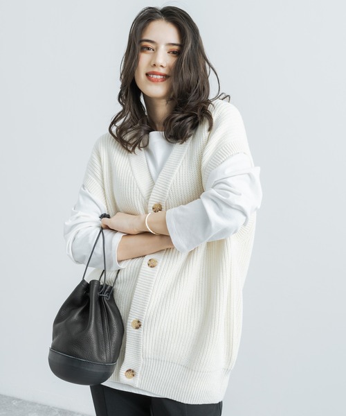 Rocky Monroe（ロッキーモンロー）の「オーバーサイズ ハイバルキー片畦編み ウォッシャブルニットベスト（ベスト・メンズ・チャコールグレー/ライトグレー/ダークブラウン/ネイビー/サックスブルー/マスタード/ケリー/グレイッシュベージュ/ブラック/オフホワイト・M/L/XL）」の2枚目の写真