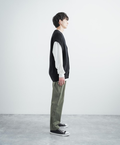 Rocky Monroe（ロッキーモンロー）の「オーバーサイズ ハイバルキー片畦編み ウォッシャブルニットベスト（ベスト・メンズ・チャコールグレー/ライトグレー/ダークブラウン/ネイビー/サックスブルー/マスタード/ケリー/グレイッシュベージュ/ブラック/オフホワイト・M/L/XL）」の12枚目の写真