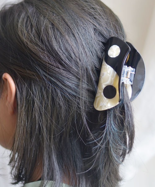 Fun & Daily（ファンアンドデイリー）の「F&D : 勾玉デザインヘアクリップ（バレッタ/ヘアクリップ・レディース・ブラック/ブラウン/パープル・FREE）」の2枚目の写真