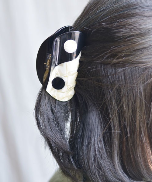 Fun & Daily（ファンアンドデイリー）の「F&D : 勾玉デザインヘアクリップ（バレッタ/ヘアクリップ・レディース・ブラック/ブラウン/パープル・FREE）」の7枚目の写真