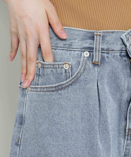 ALAND(エーランド)の「3.3 Field Trip/WIDE DENIMショートパンツ 2353230(デニムパンツ・レディース・ライトブルー/ブラック・SMALL/MEDIUM)」の4枚目の写真