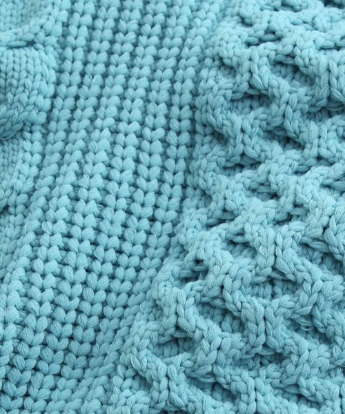 ADAM ET ROPE'（アダムエロペ）の「《ドラマ着用》ボリューム ケーブル オーバーサイズ カーディガン/超軽量/ユニセックス（カーディガン/ボレロ・メンズ・ブルー系その他5/サックスブルー/オフホワイト/スミクロ/グリーン系その他/ダークブラウン/ライトグリーン/ブラック・M/L）」の20枚目の写真