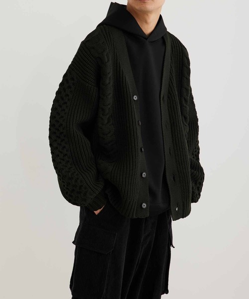 ADAM ET ROPE'（アダムエロペ）の「《ドラマ着用》ボリューム ケーブル オーバーサイズ カーディガン/超軽量/ユニセックス（カーディガン/ボレロ・メンズ・ブルー系その他5/サックスブルー/オフホワイト/スミクロ/グリーン系その他/ダークブラウン/ライトグリーン/ブラック・M/L）」の12枚目の写真
