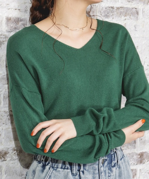 NAVY（ネイビー）の「無地カシミヤタッチVネック洗えるニットプルオーバー（ニット/セーター・レディース・レッド/グレー/グレイッシュベージュ/イエロー/ブルー/グリーン/ブラック・L/M）」の5枚目の写真