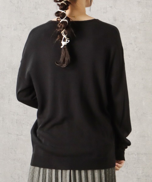 NAVY（ネイビー）の「無地カシミヤタッチVネック洗えるニットプルオーバー（ニット/セーター・レディース・レッド/グレー/グレイッシュベージュ/イエロー/ブルー/グリーン/ブラック・L/M）」の17枚目の写真