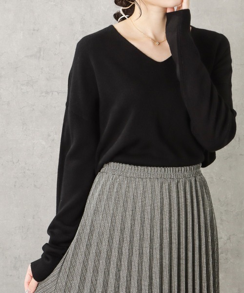 NAVY（ネイビー）の「無地カシミヤタッチVネック洗えるニットプルオーバー（ニット/セーター・レディース・レッド/グレー/グレイッシュベージュ/イエロー/ブルー/グリーン/ブラック・L/M）」の8枚目の写真