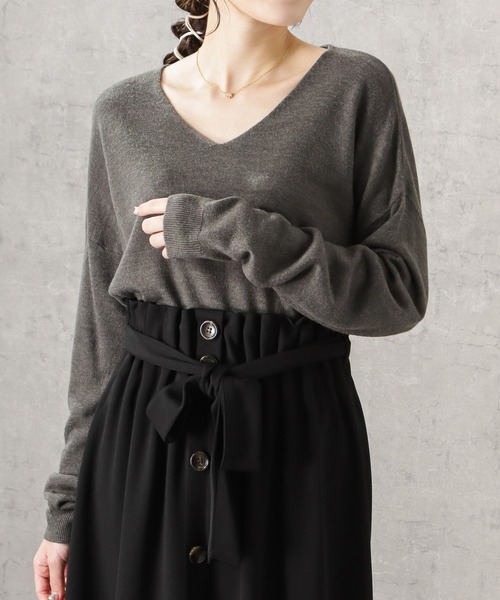 NAVY（ネイビー）の「無地カシミヤタッチVネック洗えるニットプルオーバー（ニット/セーター・レディース・レッド/グレー/グレイッシュベージュ/イエロー/ブルー/グリーン/ブラック・L/M）」の9枚目の写真