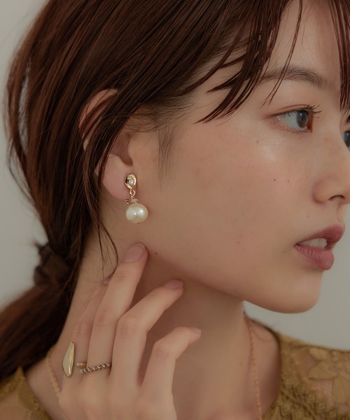 niana（ニアナ）の「パールチャームイヤリング（イヤリング・レディース・オフホワイト・FREE）」の6枚目の写真