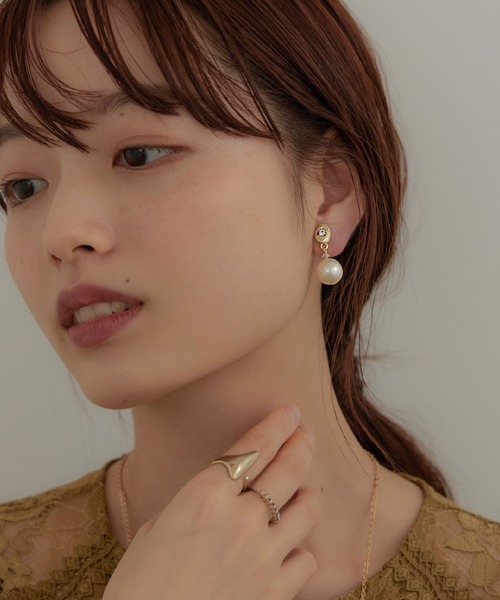 niana（ニアナ）の「パールチャームイヤリング（イヤリング・レディース・オフホワイト・FREE）」の7枚目の写真