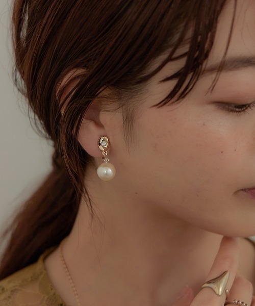 niana（ニアナ）の「パールチャームイヤリング（イヤリング・レディース・オフホワイト・FREE）」の8枚目の写真