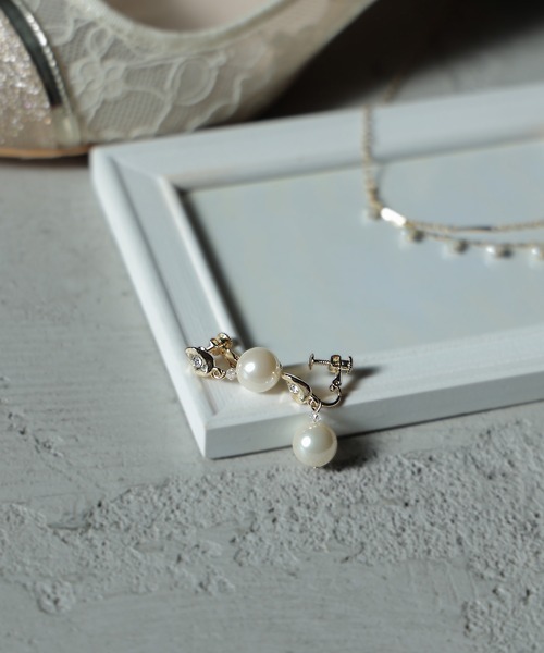 niana（ニアナ）の「パールチャームイヤリング（イヤリング・レディース・オフホワイト・FREE）」の5枚目の写真