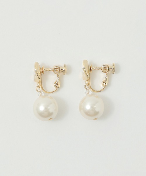 niana（ニアナ）の「パールチャームイヤリング（イヤリング・レディース・オフホワイト・FREE）」の2枚目の写真