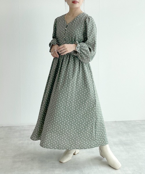 w closet（ダブルクローゼット）の「Vネック花柄ワンピース