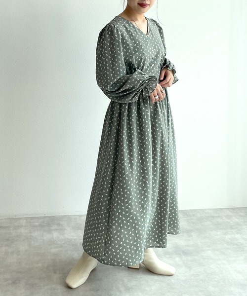 w closet（ダブルクローゼット）の「Vネック花柄ワンピース