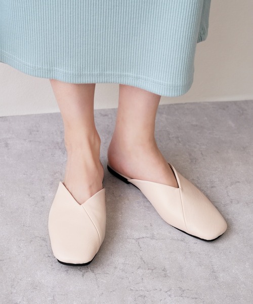 IAMUSE(アイアミューズ)の「スクエアトゥフラットミュール S0797【IAMUSE】(サンダル・レディース・アイボリー/ブラック・36/37/38/39/40)」の2枚目の写真