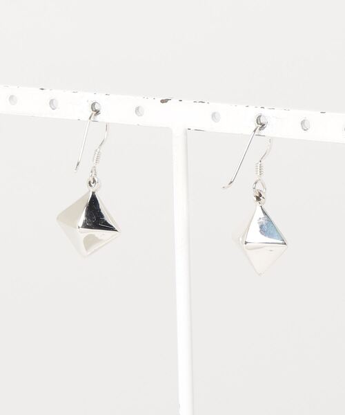 TONE SELECT GOODS(トーンセレクトグッズ)の「【925 SILVER ACC】ダイヤキューブピアスSV925(OG)(ピアス(両耳用)・レディース・シルバー・FREE)」の2枚目の写真
