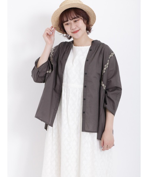 Samansa Mos2（サマンサ モスモス）の「切替花刺繍ブラウス（シャツ/ブラウス・レディース・オフホワイト/ブルー/イエロー/チャコール・ﾌﾘ-）」の3枚目の写真