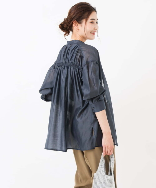 a.v.v(アーヴェヴェ)の「バックギャザーシアーシャツ(シャツ/ブラウス・レディース・アイボリー/ネイビー・38/40/34/42/36)」の3枚目の写真