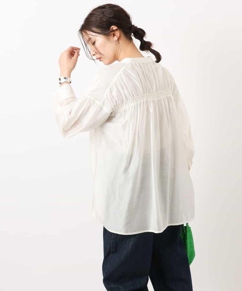 a.v.v(アーヴェヴェ)の「バックギャザーシアーシャツ(シャツ/ブラウス・レディース・アイボリー/ネイビー・38/40/34/42/36)」の15枚目の写真