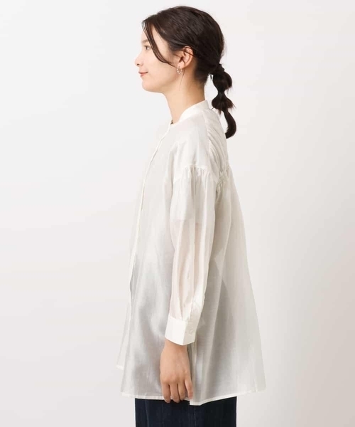 a.v.v(アーヴェヴェ)の「バックギャザーシアーシャツ(シャツ/ブラウス・レディース・アイボリー/ネイビー・38/40/34/42/36)」の21枚目の写真