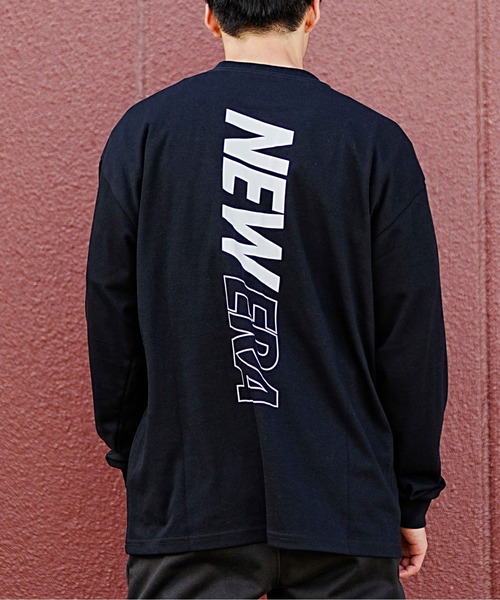 NEW ERA(ニューエラ)の「【ムラサキスポーツ別注】NEW ERA/ニューエラ パフォーマンス ロンT VERTICAL LOGO オーバーサイズ バックプリント 吸汗速乾(Tシャツ/カットソー・メンズ・ブラック/ホワイト・XL/XXL/L/M)」の2枚目の写真