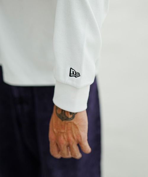 NEW ERA(ニューエラ)の「【ムラサキスポーツ別注】NEW ERA/ニューエラ パフォーマンス ロンT VERTICAL LOGO オーバーサイズ バックプリント 吸汗速乾(Tシャツ/カットソー・メンズ・ブラック/ホワイト・XL/XXL/L/M)」の6枚目の写真