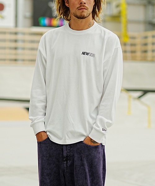 NEW ERA(ニューエラ)の「【ムラサキスポーツ別注】NEW ERA/ニューエラ パフォーマンス ロンT VERTICAL LOGO オーバーサイズ バックプリント 吸汗速乾(Tシャツ/カットソー・メンズ・ブラック/ホワイト・XL/XXL/L/M)」の3枚目の写真