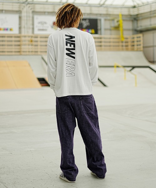 NEW ERA(ニューエラ)の「【ムラサキスポーツ別注】NEW ERA/ニューエラ パフォーマンス ロンT VERTICAL LOGO オーバーサイズ バックプリント 吸汗速乾(Tシャツ/カットソー・メンズ・ブラック/ホワイト・XL/XXL/L/M)」の4枚目の写真
