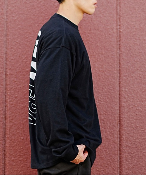 NEW ERA(ニューエラ)の「【ムラサキスポーツ別注】NEW ERA/ニューエラ パフォーマンス ロンT VERTICAL LOGO オーバーサイズ バックプリント 吸汗速乾(Tシャツ/カットソー・メンズ・ブラック/ホワイト・XL/XXL/L/M)」の11枚目の写真